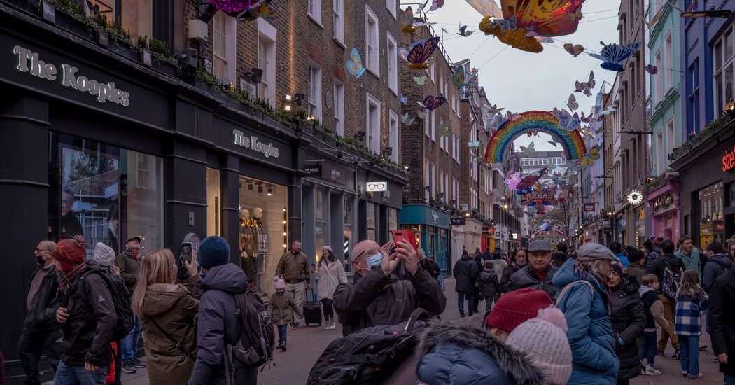 Despite Omicron Wave, Britons Are Set on Not Losing Another Christmas