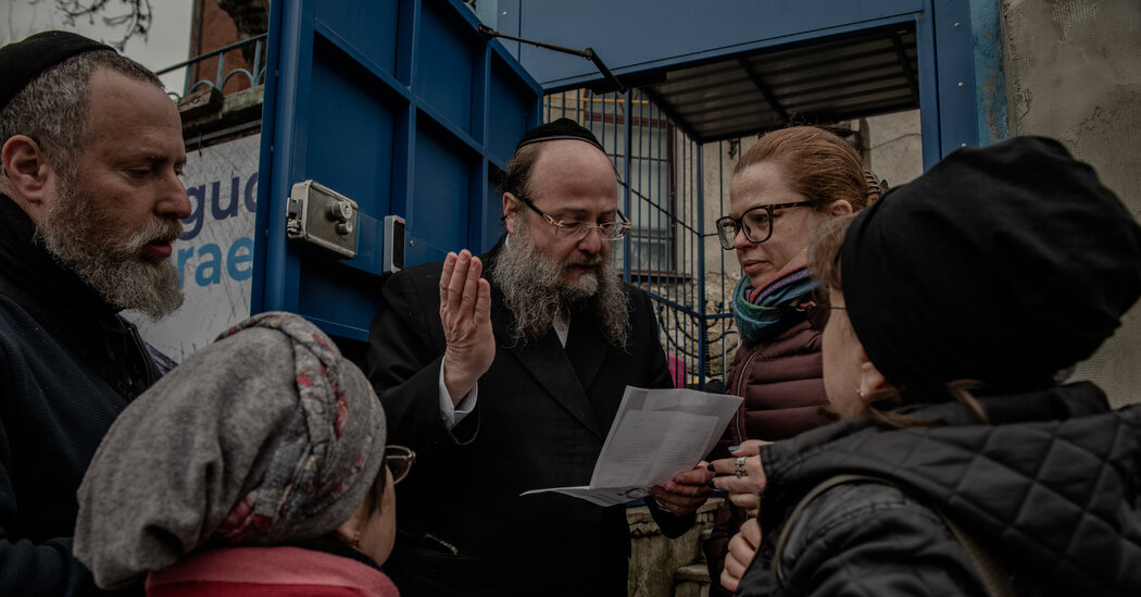 Once Victims in Southeast Europe, Jews Come to Aid Fleeing Ukrainians