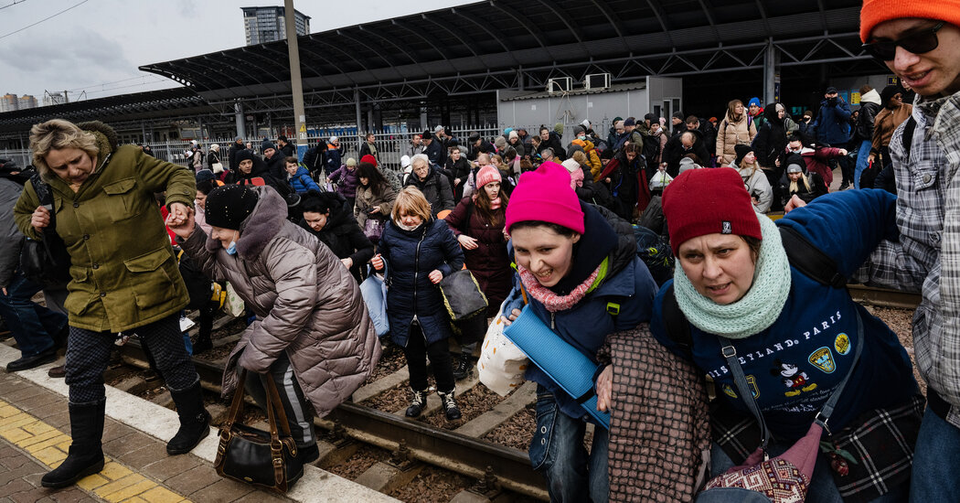 Ukraine Live Updates: Panic Grips Some Cities as Russia Tightens Cordon