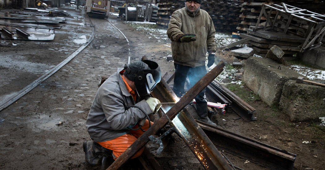 Ukrainians Build Defenses and Wait for Attacks In Odessa