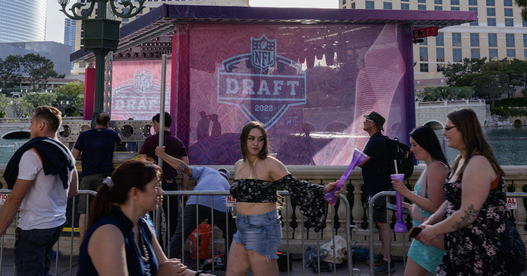 How the N.F.L Learned to Like Las Vegas, Host of the Draft