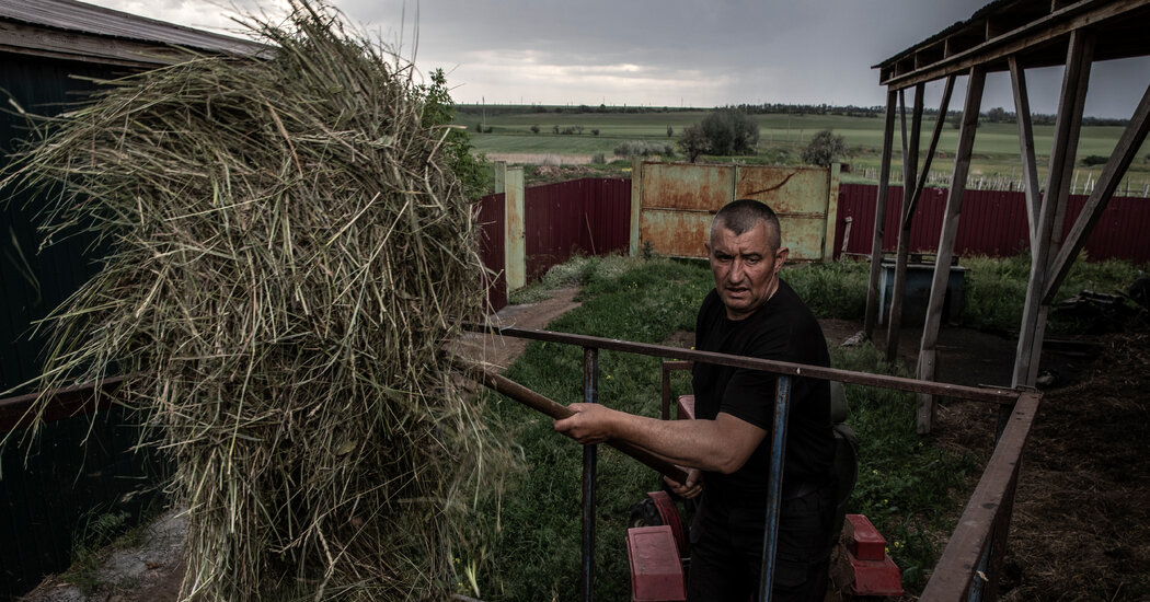 A Farmer Holds On, a Fraying Lifeline for a Besieged Corner of Ukraine