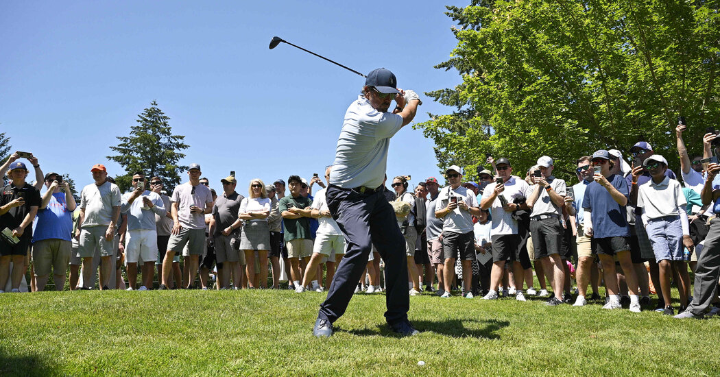 Mickelson and LIV Golf Attract Fans and Anger to Oregon