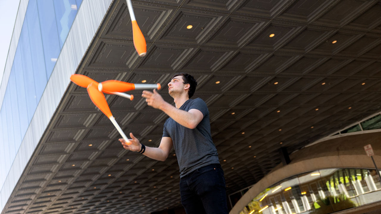 The Math Behind the Magic: How FlyJuggler Turns “Siteswap” Theory Into Mesmerizing Art